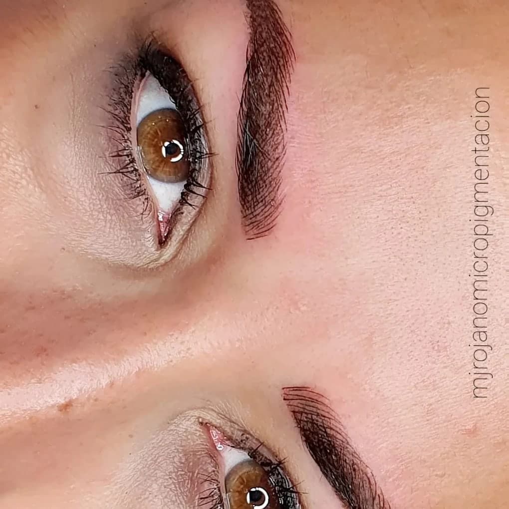 Cejas de microblading con diseño natural en ojos marrones