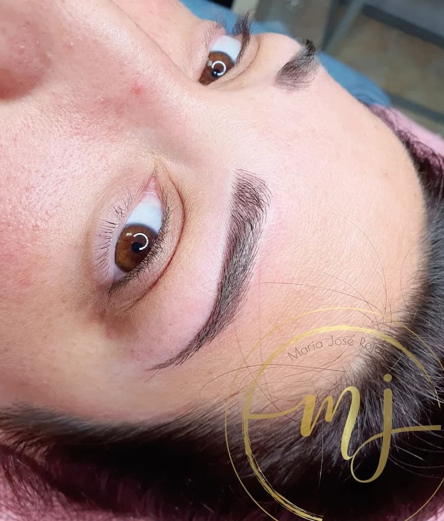 Ceja con trazo pelo a pelo tras la sesión