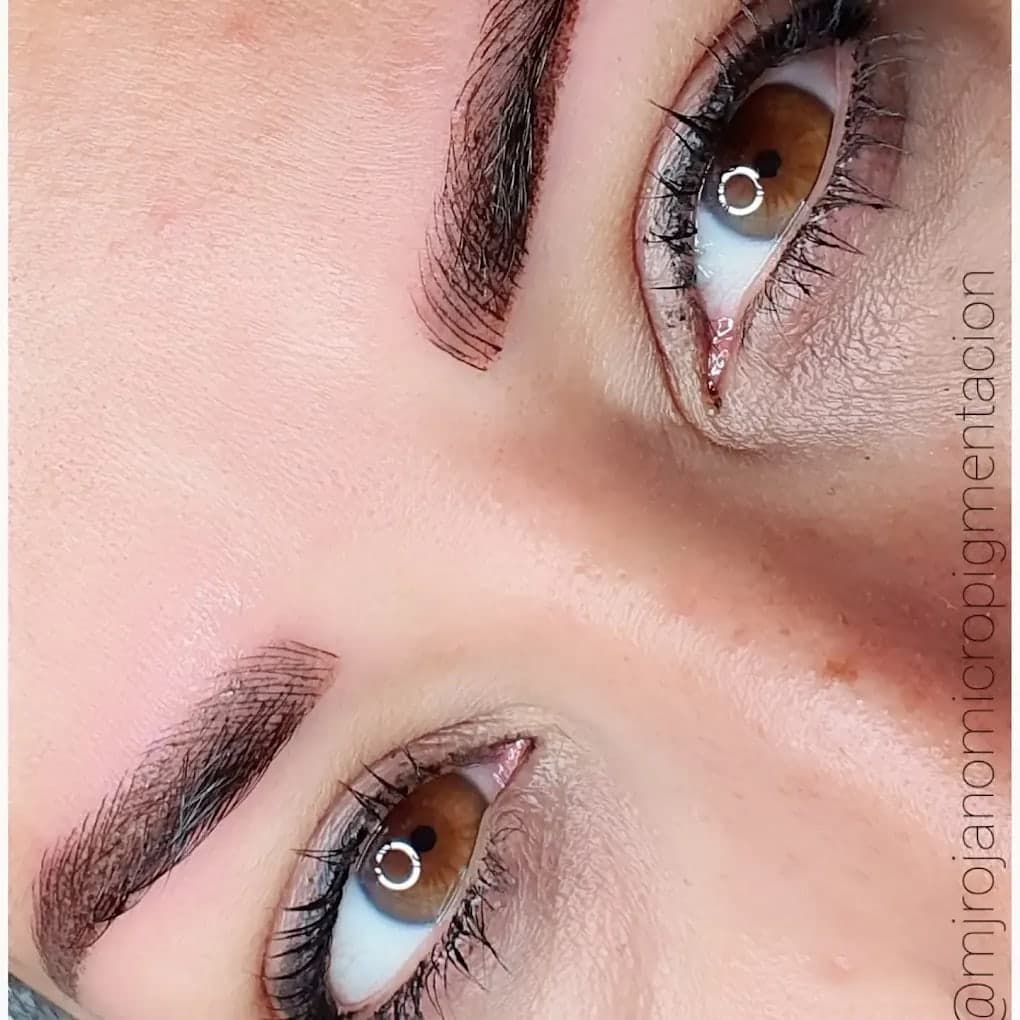 Dos cejas simétricas con microblading