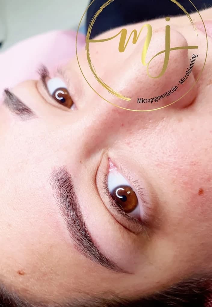 Cejas definidas con microblading y arco suave